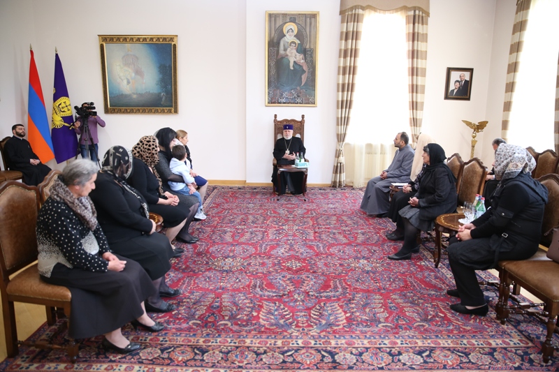 Ամենայն Հայոց Կաթողիկոսը հանդիպեց զոհուած զինծառայողների մայրերի եւ այրիների հետ