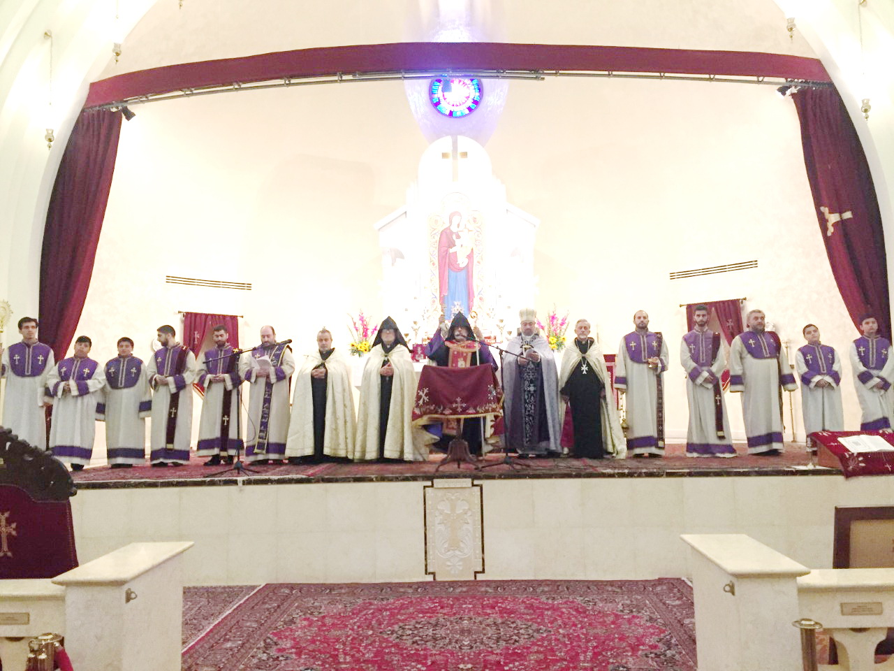 ՀԱՆՐԱՊԵՏԱԿԱՆ ՄԱՂԹԱՆՔ ԵՒ ՄԱՏԱՂՕՐՀՆԷՔ ՍՐԲՈՑ ՂԵՒՈՆԴԵԱՆՑ ՄԱՅՐ ՏԱՃԱՐԻՆ ՄԷՋ