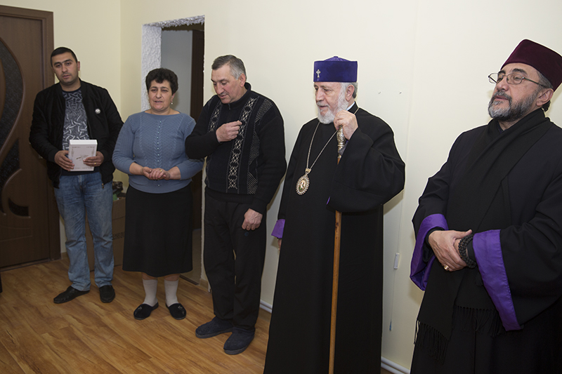 Ամենայն Հայոց Կաթողիկոսն այցելեց Գյումրի, հյուրընկալվեց Մայր Աթոռի կողմից բնակարաններ ստացած ընտանիքներից մեկին