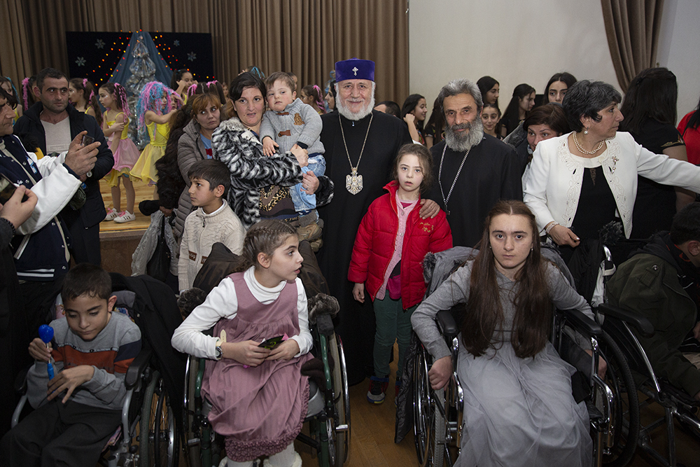 Ամանորեայ հանդիսութիւն Մայր Աթոռում յատուկ կարիքներով երեխաների համար